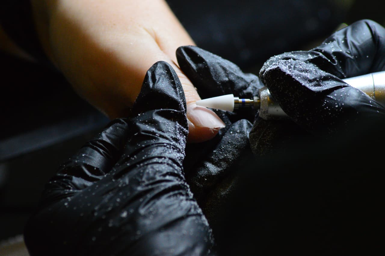 Detailed nail preparation during a Raak Rustig appointment
